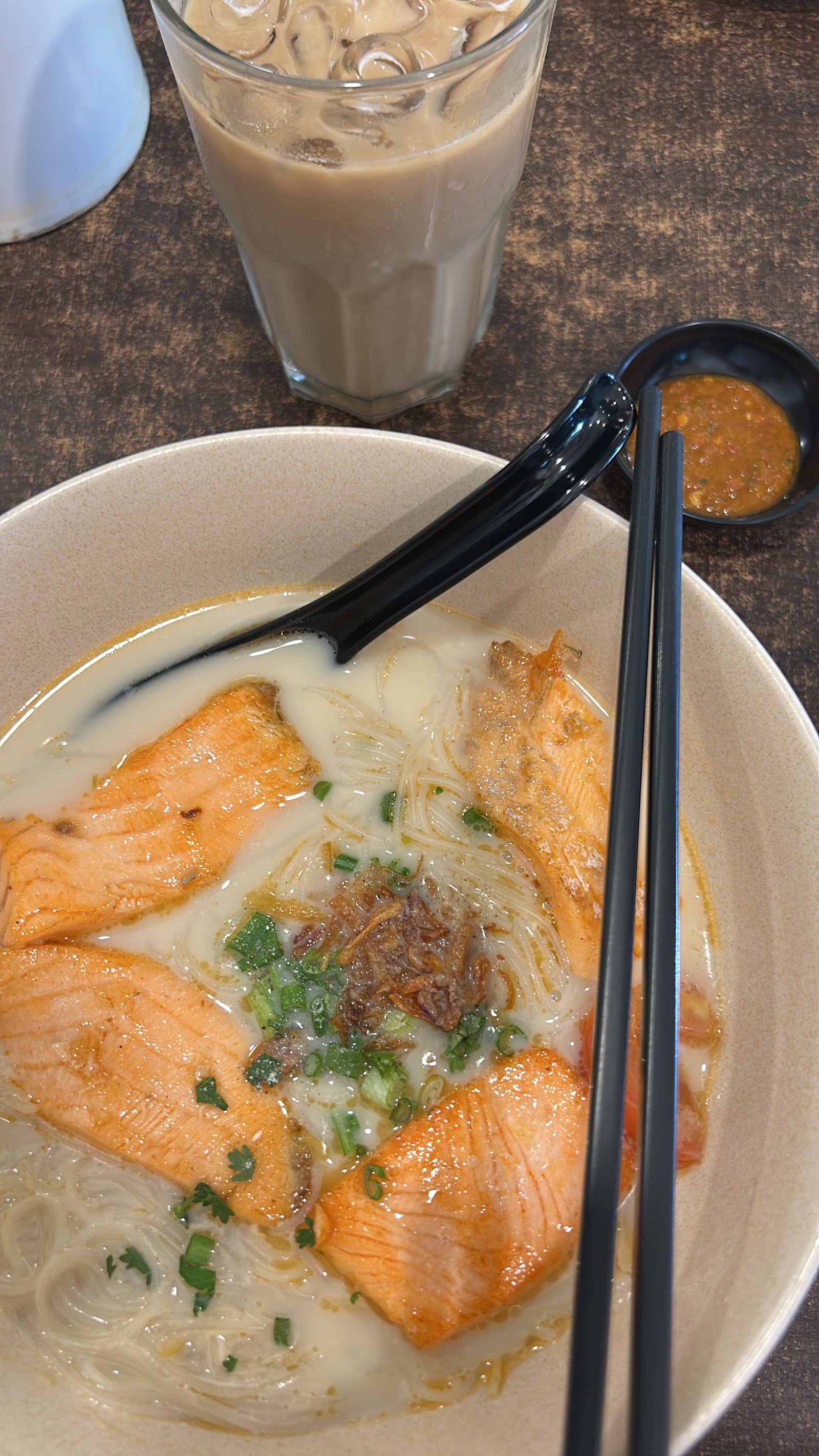 Pan-fried Salmon Fillet Noodles 煎三文魚片米粉